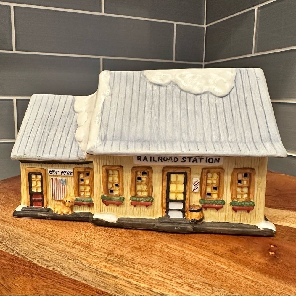 Vintage 1991 National Rennoc Americana Porcelain Holiday Railroad Station